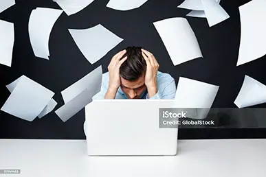 頭を抱えている人